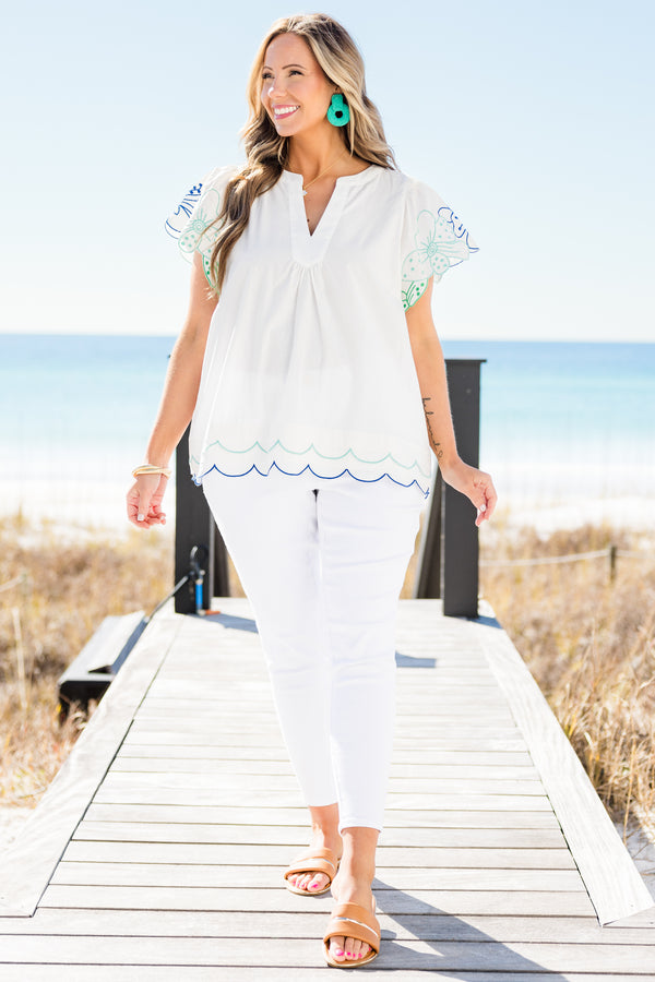 Chic Soul plus size clothing, short-sleeve off white-blue top with a split-v-neckline and light blue and dark blue scalloped hem embroidering with a floral embroidering on the sleeve