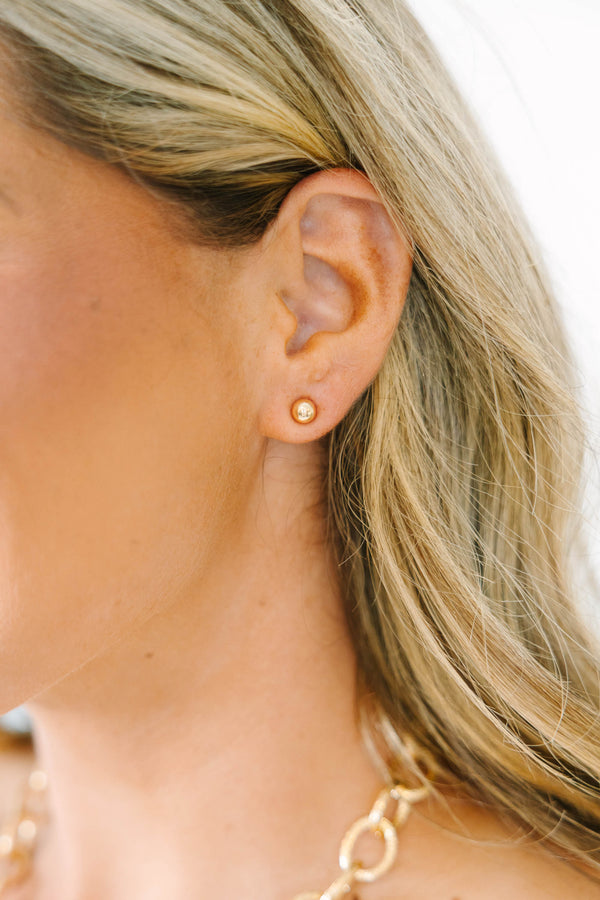 Plus Size gold chain link necklace with a white stone pendant and matching gold stud earrings.