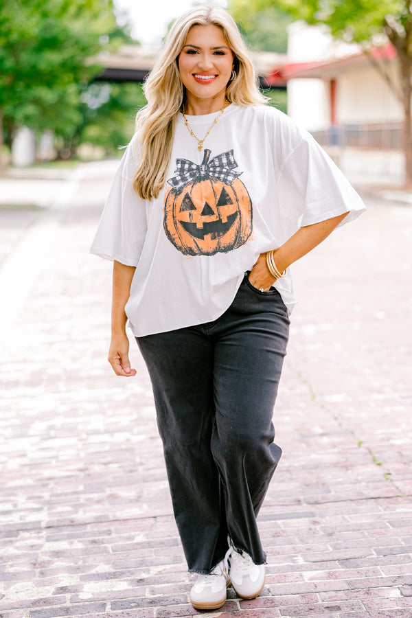 Chic Soul plus size clothing, white vintage wash short sleeve tee with distressed orange jack o' lantern graphic with black and white gingham bow on the stem