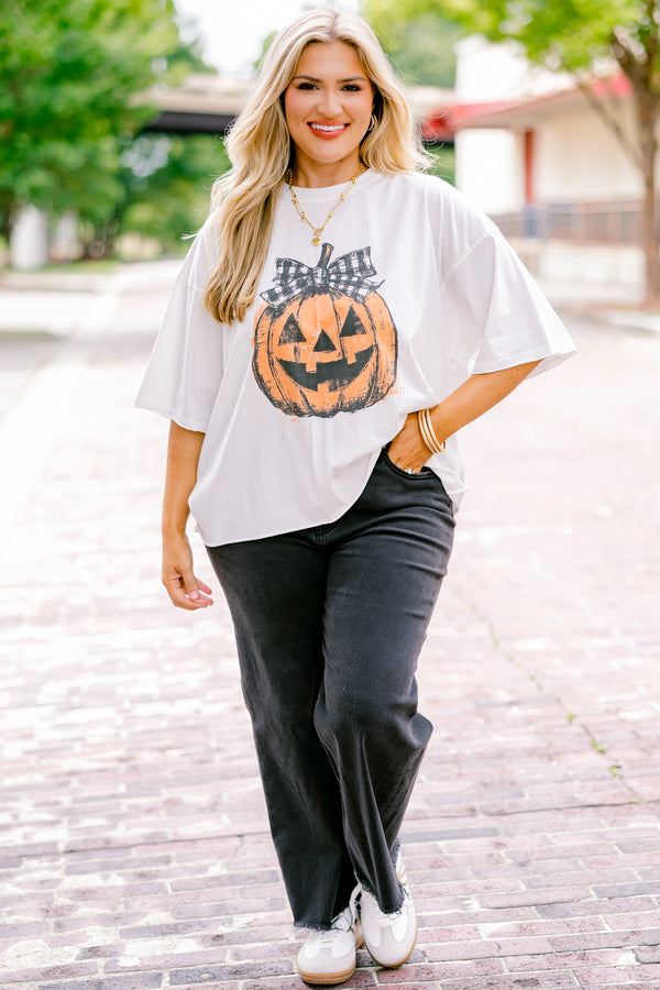 Chic Soul plus size clothing, white vintage wash short sleeve tee with distressed orange jack o' lantern graphic with black and white gingham bow on the stem