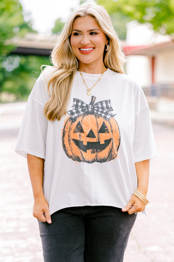 Chic Soul plus size clothing, white vintage wash short sleeve tee with distressed orange jack o' lantern graphic with black and white gingham bow on the stem