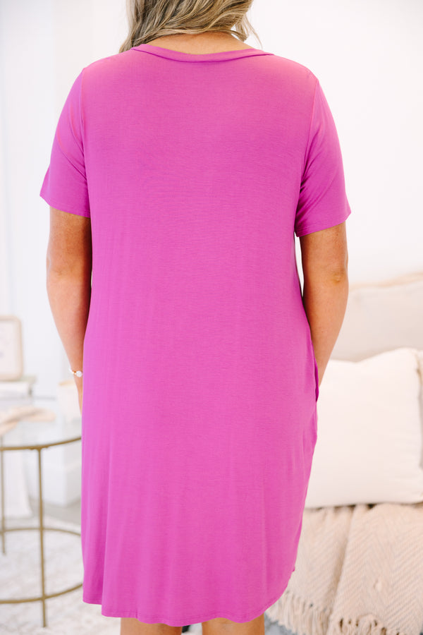 Plus Size berry-colored short sleeve short dress with a V-neckline and side pockets.