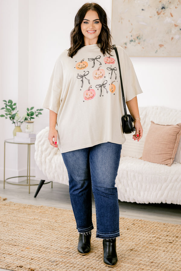 Chic Soul plus size clothing, beige half sleeve crewneck tee with alternating pumpkin and bow graphic