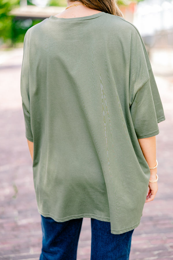 Chic Soul plus size clothing, Moss short sleeve graphic tee with a daisy graphic on the center of the shirt  