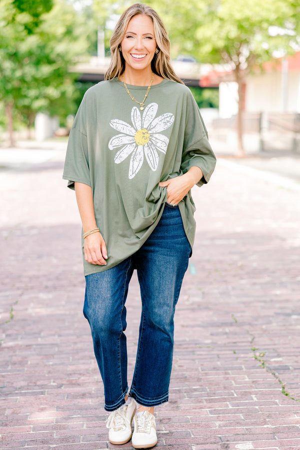 Chic Soul plus size clothing, Moss short sleeve graphic tee with a daisy graphic on the center of the shirt  