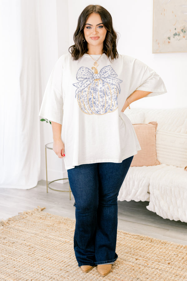 Chic Soul Plus size clothing, ivory graphic tee that has a blue tolie pumpkin graphic in the middle of the shirt with a bow on top