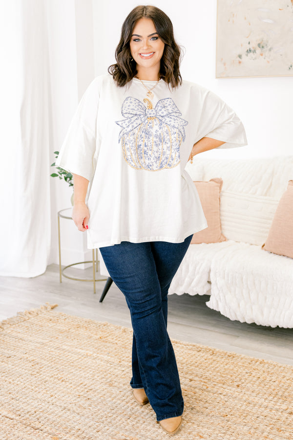 Chic Soul Plus size clothing, ivory graphic tee that has a blue tolie pumpkin graphic in the middle of the shirt with a bow on top