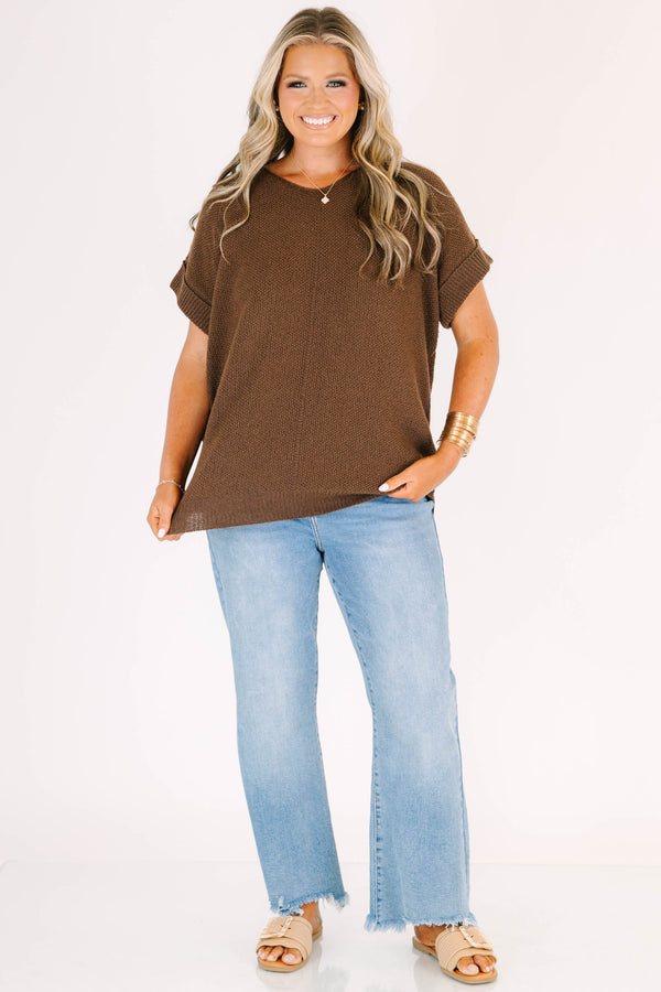 Plus Size brown short-sleeve knit sweater with a round neckline and cuffed sleeves.